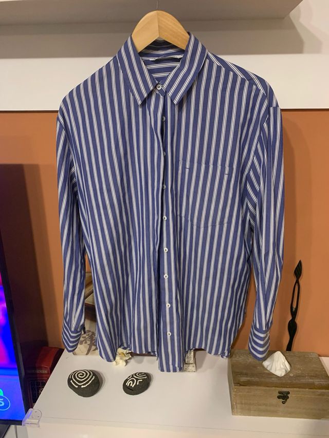 Camisa de rayas azul y blanca
