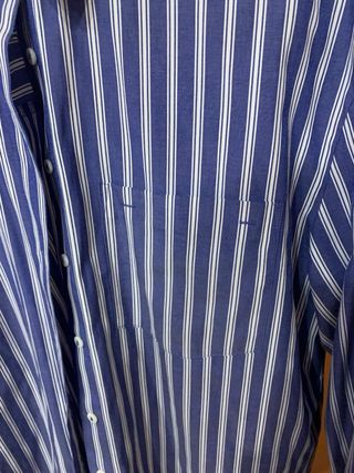Camisa de rayas azul y blanca