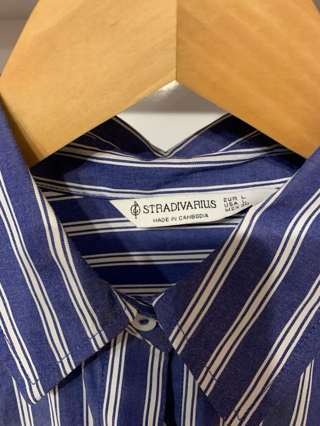 Camisa de rayas azul y blanca