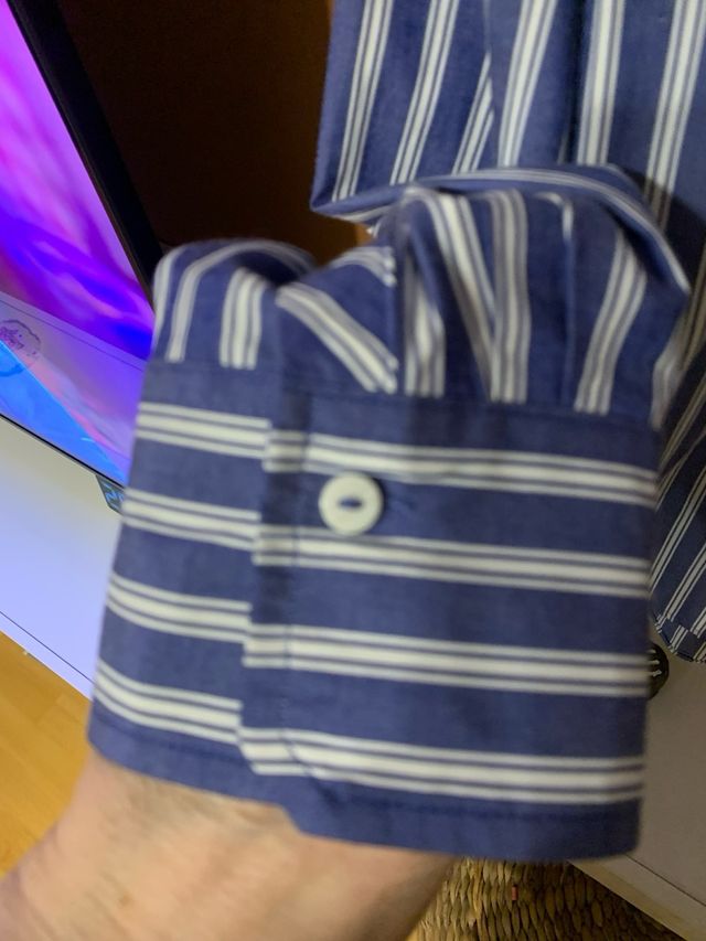 Camisa de rayas azul y blanca