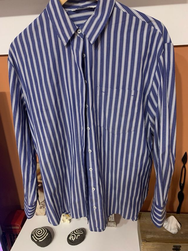 Camisa de rayas azul y blanca