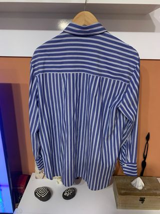 Camisa de rayas azul y blanca