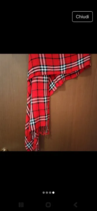 Sciarpa scozzese rossa e nera