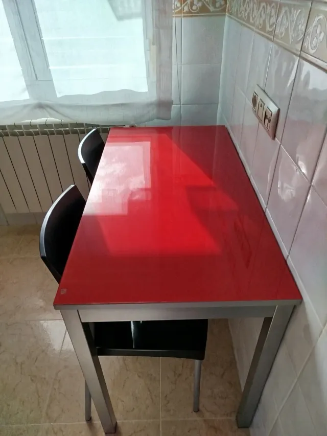Mesa cocina cristal rojo y sillas negras