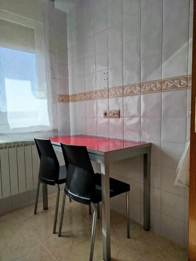 Mesa cocina cristal rojo y sillas negras