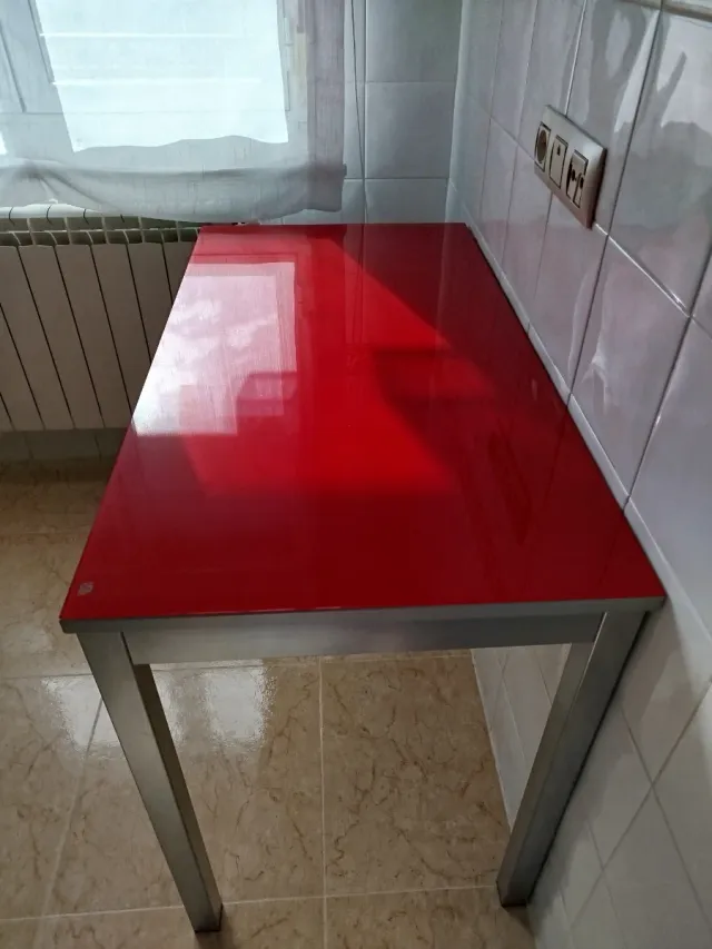 Mesa cocina cristal rojo y sillas negras