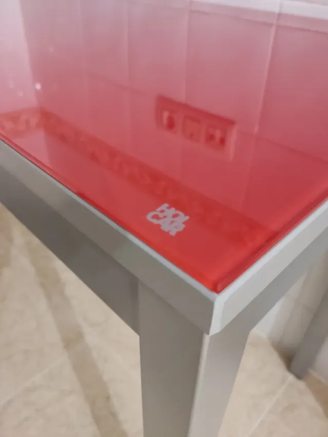 Mesa cocina cristal rojo y sillas negras