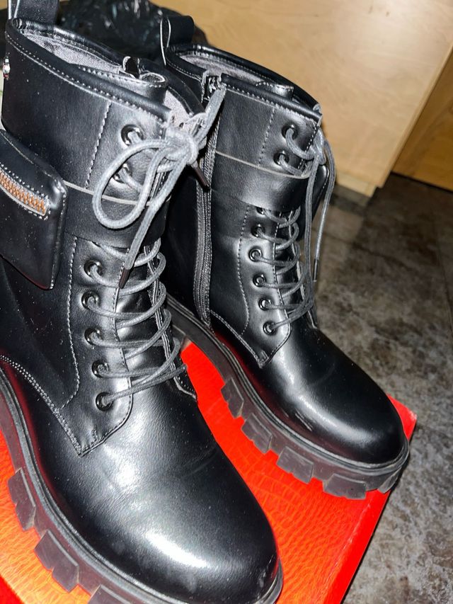 Botas negras con cremallera y cordones