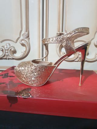 Zapatos de tacón dorados con purpurina