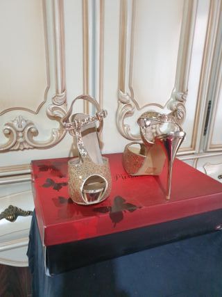 Zapatos de tacón dorados con purpurina