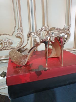 Zapatos de tacón dorados con purpurina