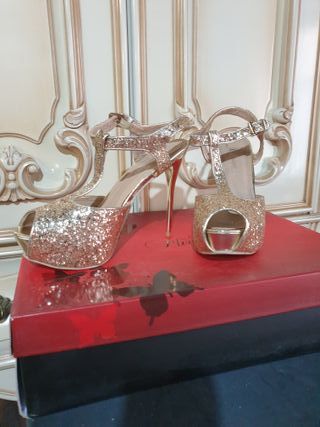 Zapatos de tacón dorados con purpurina