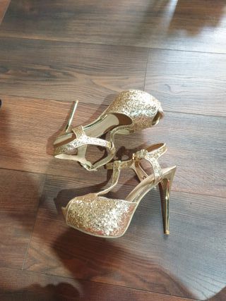 Zapatos de tacón dorados con purpurina