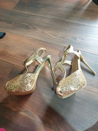 Zapatos de tacón dorados con purpurina