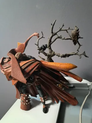Figura Spawn con árbol y cuervos