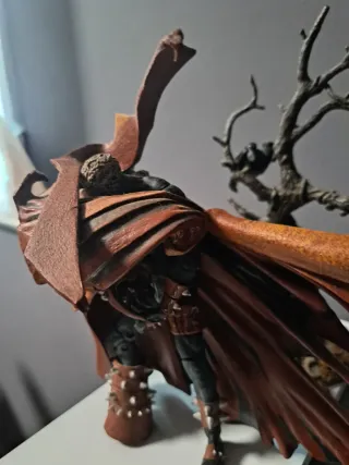 Figura Spawn con árbol y cuervos