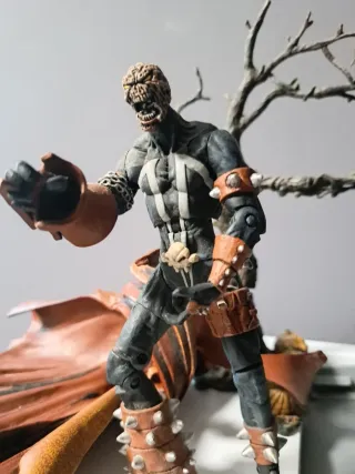 Figura Spawn con árbol y cuervos