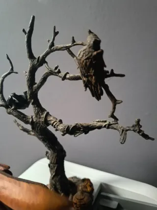 Figura Spawn con árbol y cuervos
