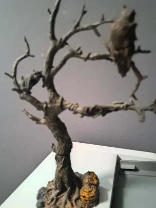 Figura Spawn con árbol y cuervos