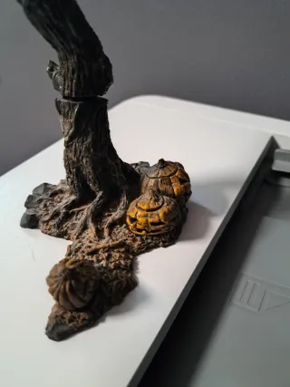 Figura Spawn con árbol y cuervos