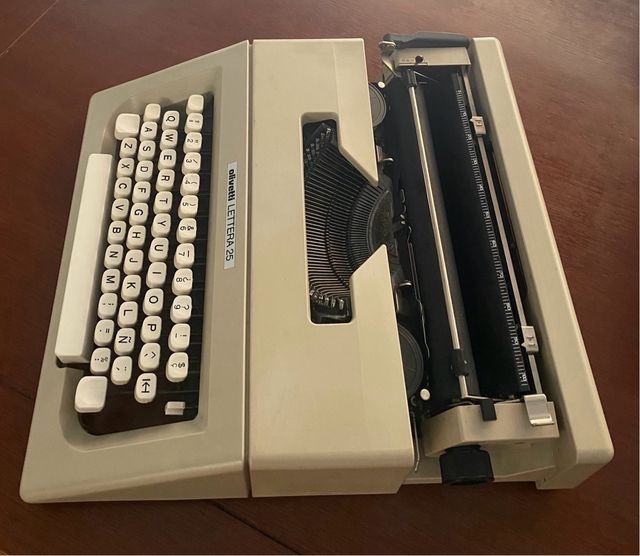 Máquina de escribir Olivetti Lettera 25