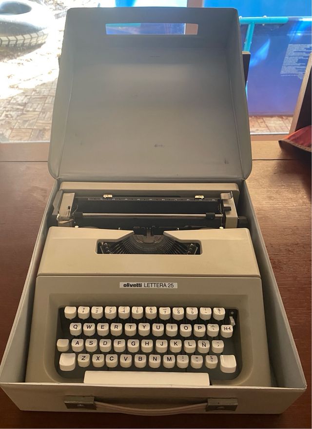 Máquina de escribir Olivetti Lettera 25