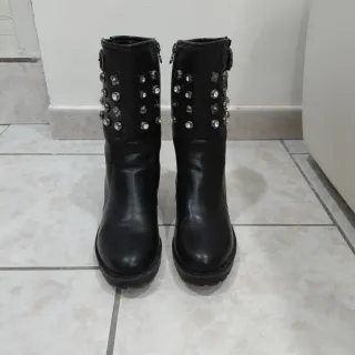 Stivali neri con borchie e strass