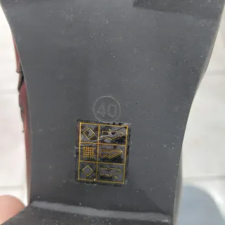 Stivali neri con borchie e strass