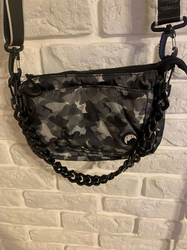 Bolso bandolera camuflaje gris y negro