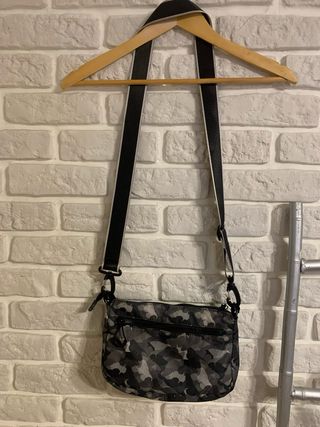 Bolso bandolera camuflaje gris y negro