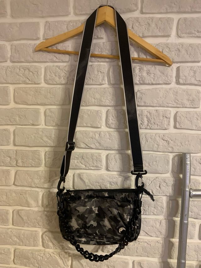 Bolso bandolera camuflaje gris y negro