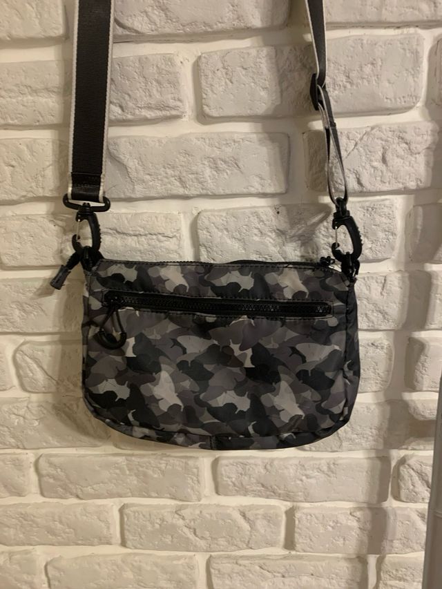 Bolso bandolera camuflaje gris y negro