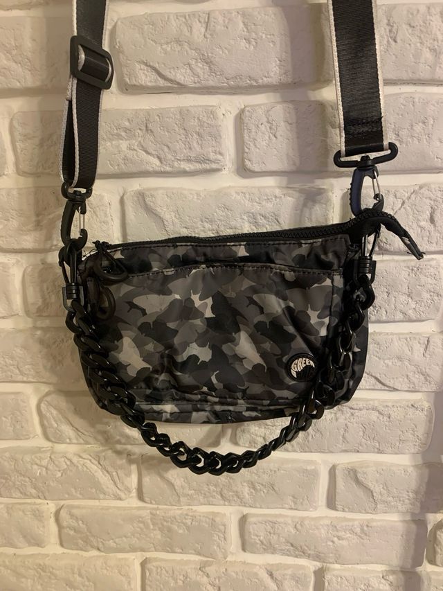 Bolso bandolera camuflaje gris y negro