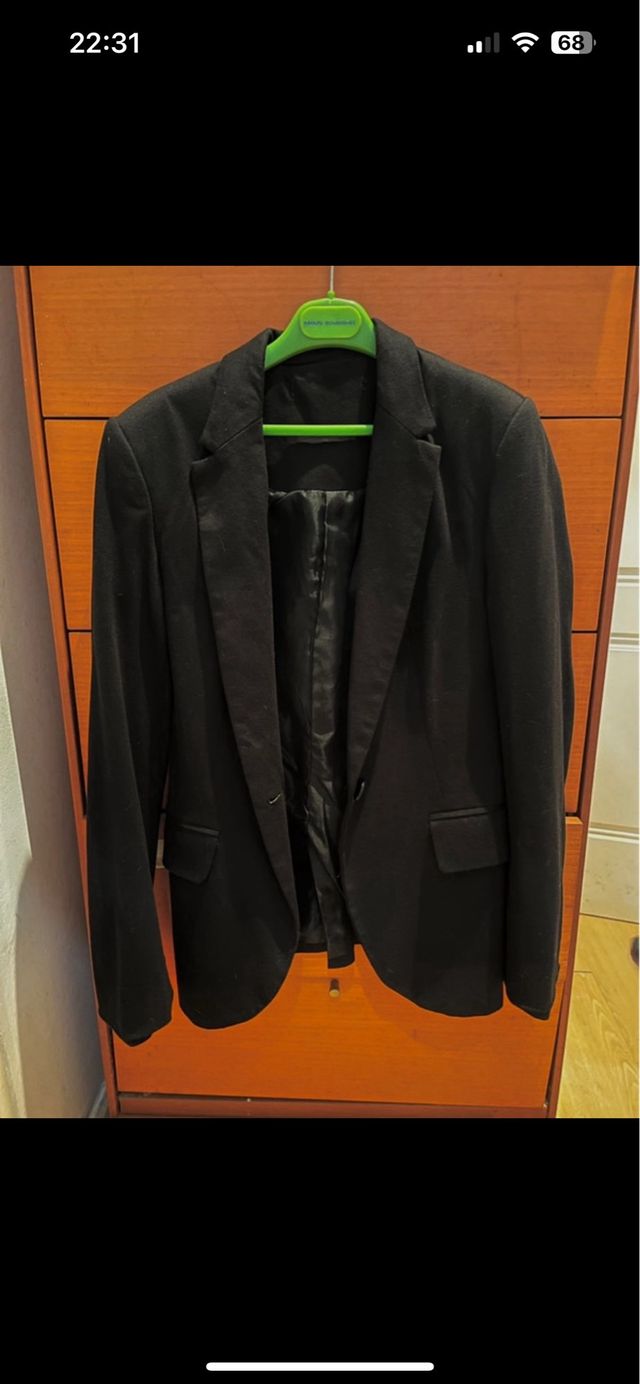 Blazer negra mujer de Inditex.