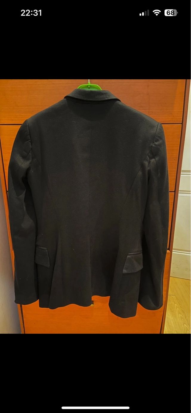 Blazer negra mujer de Inditex.