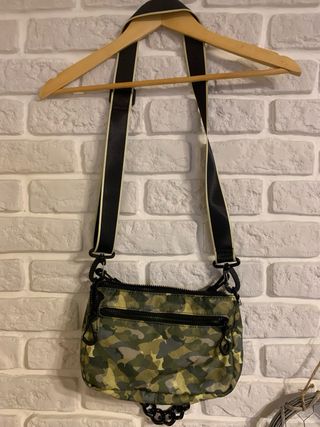 Bolso bandolera camuflaje verde y negro