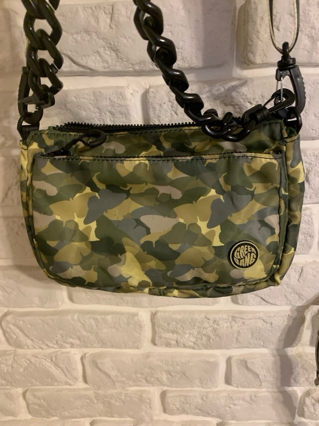 Bolso bandolera camuflaje verde y negro