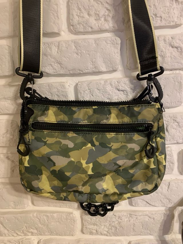 Bolso bandolera camuflaje verde y negro