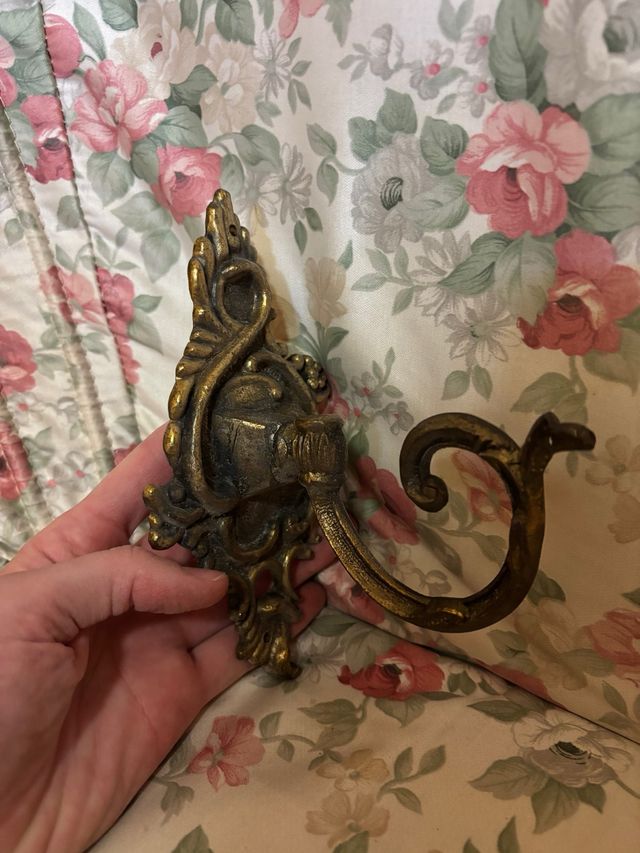 Gancho antiguo de metal dorado