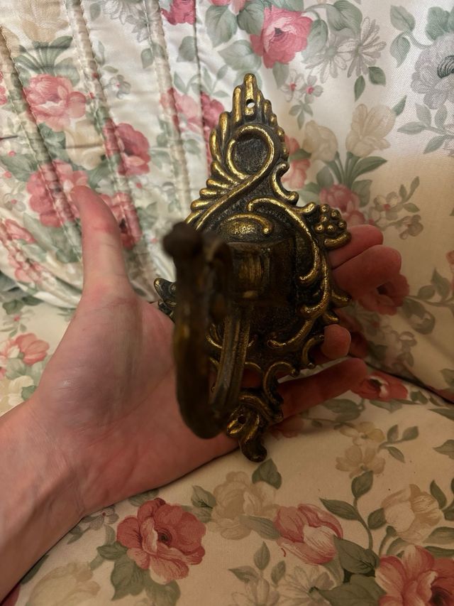 Gancho antiguo de metal dorado