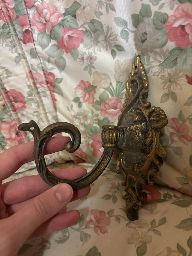 Gancho antiguo de metal dorado