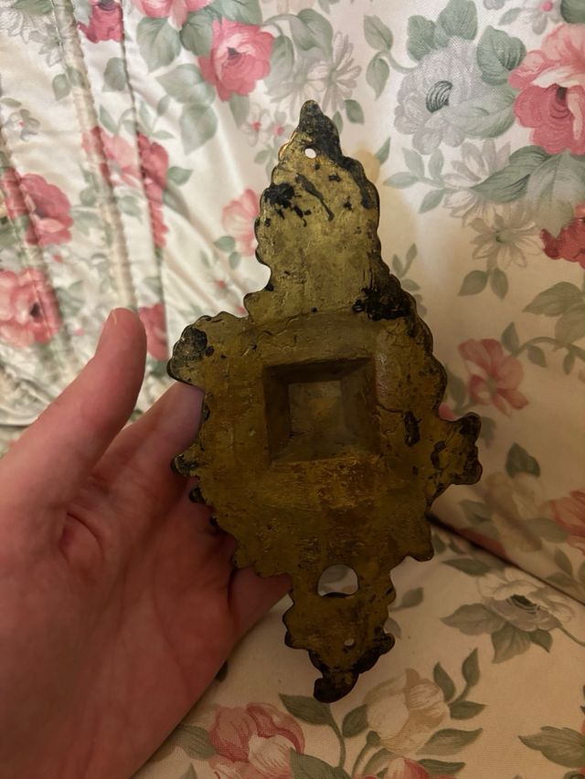 Gancho antiguo de metal dorado