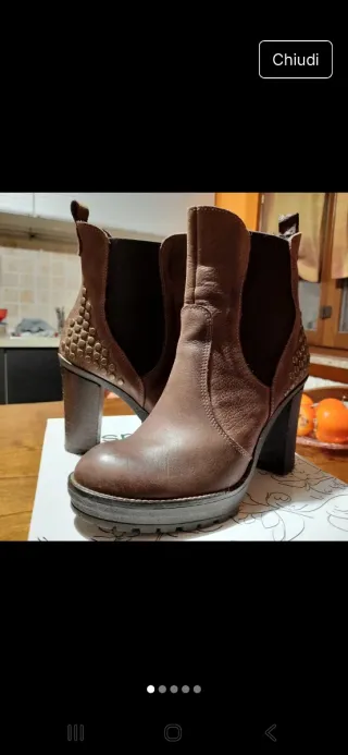 Stivaletti marroni con borchie