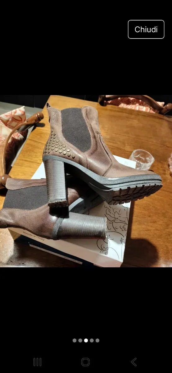 Stivaletti marroni con borchie