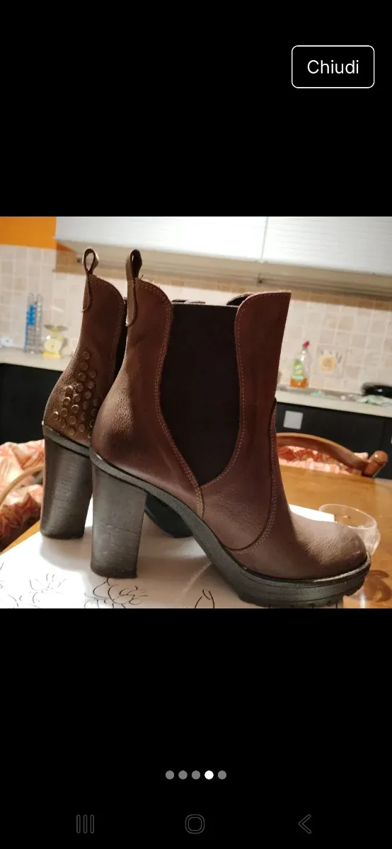 Stivaletti marroni con borchie