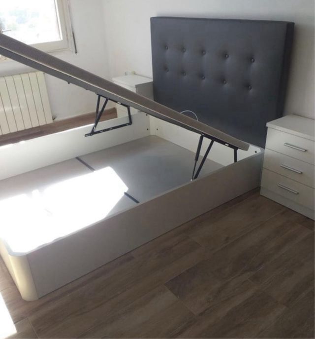 Liquidazione di divani, letti e armadi