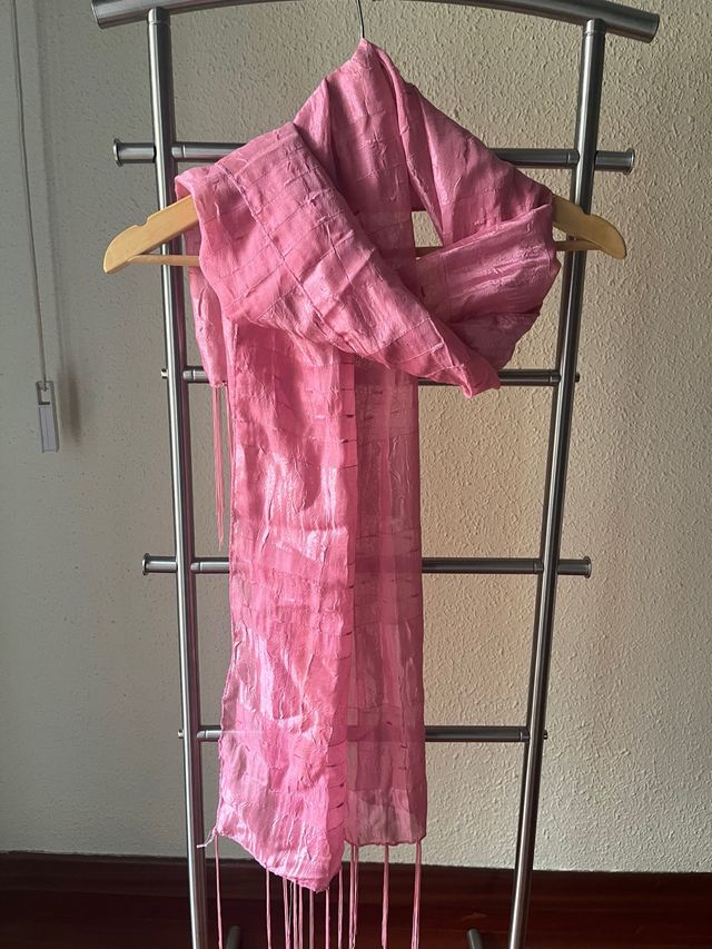 Fular rosa con flecos
