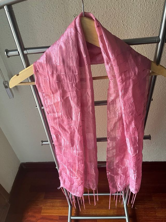 Fular rosa con flecos