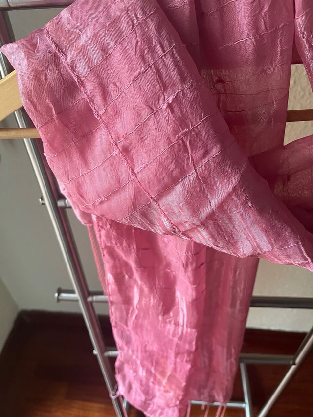 Fular rosa con flecos