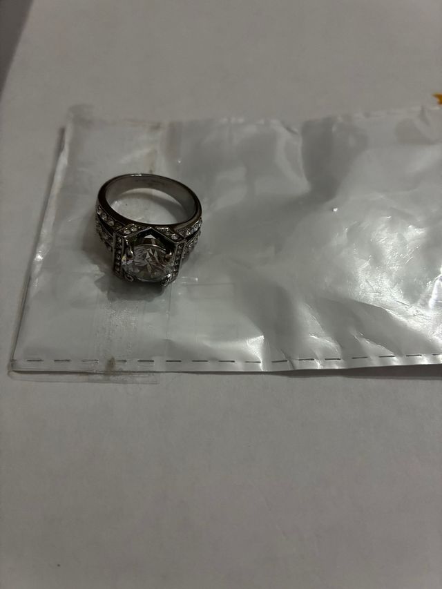 Anillo de acero con brillantes